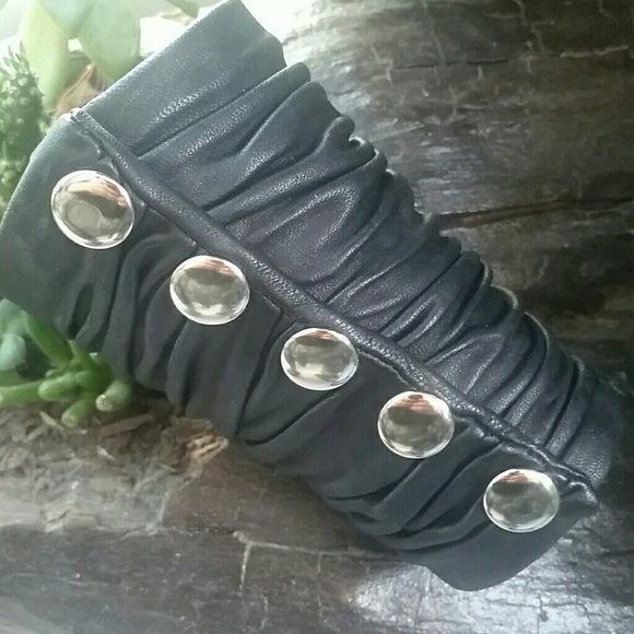WIDE BLACK LEATHER CUFF - Picture 3 of 6